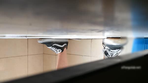 外站流出国内牛人潜入医学院女厕偷拍来月经的连衣裙妹子不错